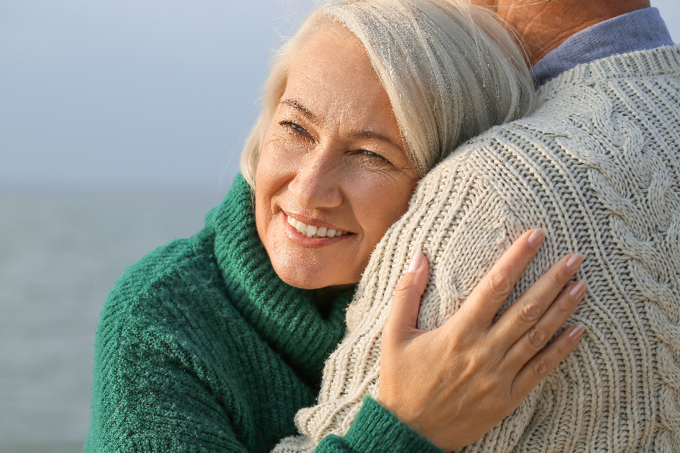 Retraitée souriante dans les bras de son mari